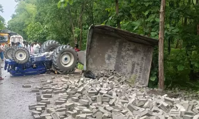 ट्रैक्टर-ट्रॉली पलटने से चालक समेत 2 की मौत, भदनपुर घाटी में हादसे के बाद ठप रहा यातायात ट्रैक्टर-ट्रॉली पलटने से चालक समेत 2 की मौत, भदनपुर घाटी में हादसे के बाद ठप रहा यातायात