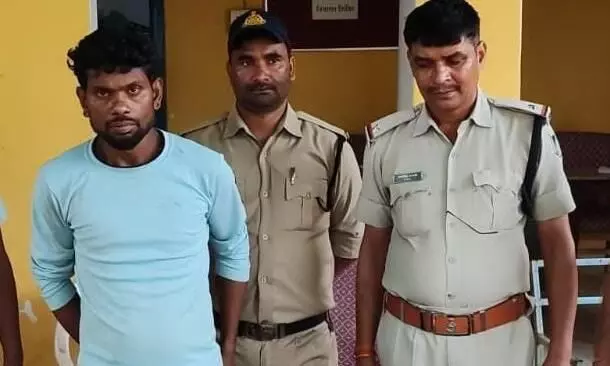बेटी के सामने युवक ने कुल्हाड़ी से किया पत्नी का कत्ल, आरोपी को गिरफ्तार कर पुलिस ने भेजा जेल बेटी के सामने युवक ने कुल्हाड़ी से किया पत्नी का कत्ल, आरोपी को गिरफ्तार कर पुलिस ने भेजा जेल