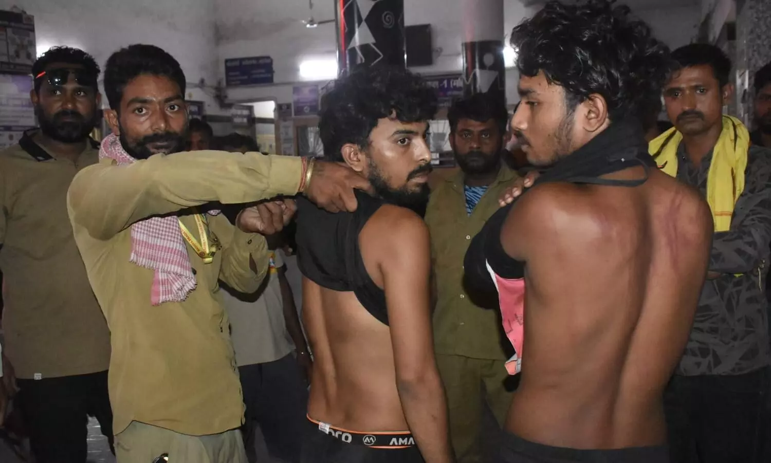 सतना सीमेंट फैक्ट्री के सुरक्षाकर्मियों ने ट्रेलर के ड्राइवर-क्लीनर को बेरहमी से पीटा सतना सीमेंट फैक्ट्री के सुरक्षाकर्मियों ने ट्रेलर के ड्राइवर-क्लीनर को बेरहमी से पीटा