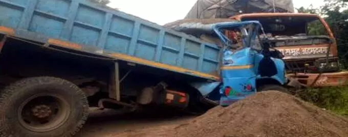 ट्रक ने टेम्पो को मारी टक्कर,अहिल्यानगर राजमार्ग पर हादसे में चालक बाल - बाल बचा ट्रक ने टेम्पो को मारी टक्कर,अहिल्यानगर राजमार्ग पर हादसे में चालक बाल - बाल बचा