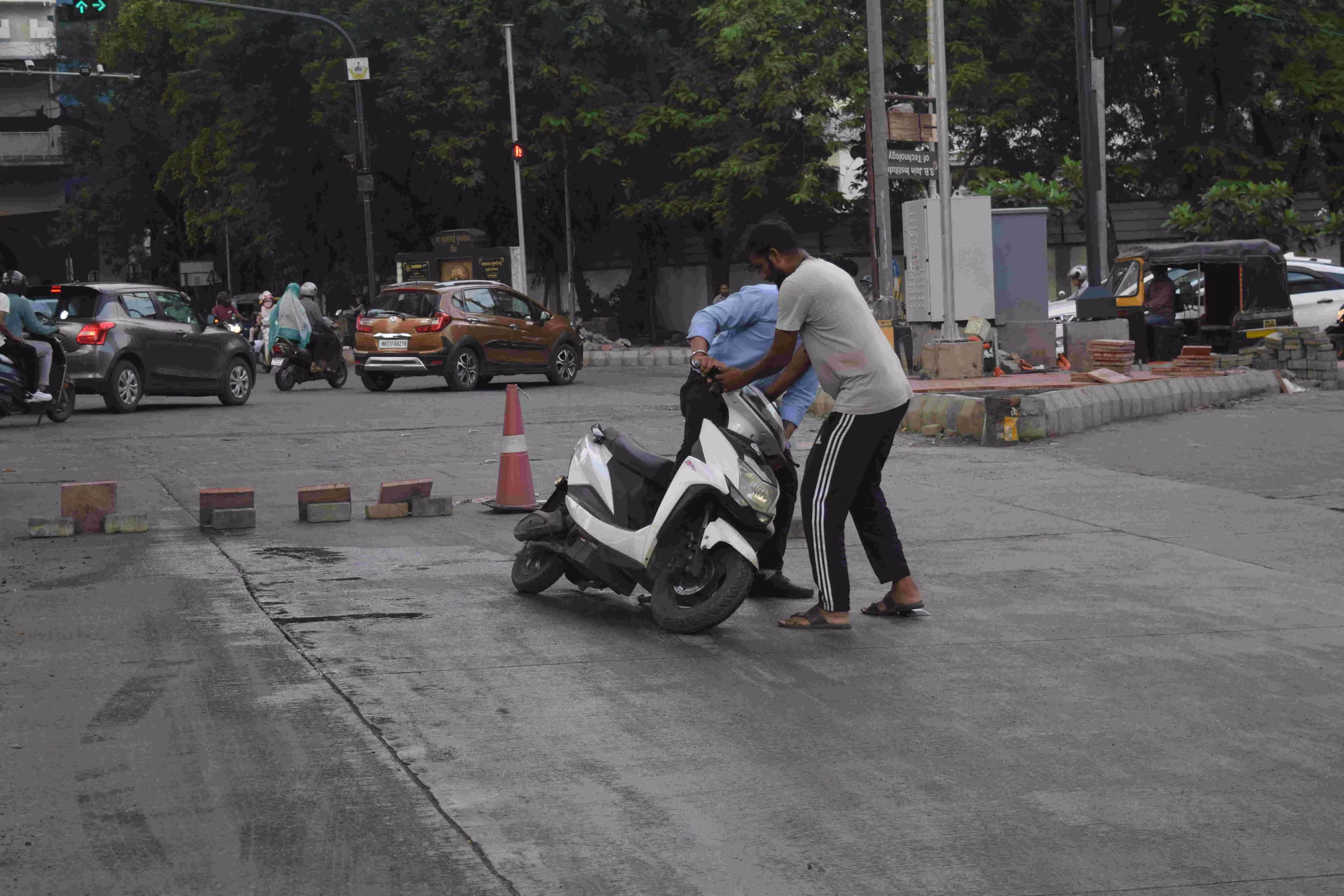 किसी वाहन से तेल का रिसाव हुआ और सेंट्रल माल के पास लगभग आठ वाहन हुए स्लिप किसी वाहन से तेल का रिसाव हुआ और सेंट्रल माल के पास लगभग आठ वाहन हुए स्लिप