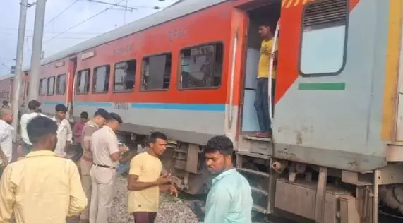 कानपुर के नजदीक पटरी से उतरीं मुजफ्फरपुर-साबरमती जनसाधारण एक्सप्रेस की दो बोगियां, बाल-बाल बचे यात्री कानपुर के नजदीक पटरी से उतरीं मुजफ्फरपुर-साबरमती जनसाधारण एक्सप्रेस की दो बोगियां, बाल-बाल बचे यात्री