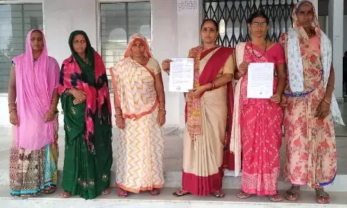 स्कूल ड्रेस सिलाई भुगतान न होने से स्व-सहायता समूह की महिलाएं परेशान