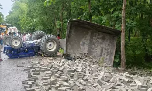 ट्रैक्टर-ट्रॉली पलटने से चालक समेत 2 की मौत, भदनपुर घाटी में हादसे के बाद ठप रहा यातायात ट्रैक्टर-ट्रॉली पलटने से चालक समेत 2 की मौत, भदनपुर घाटी में हादसे के बाद ठप रहा यातायात