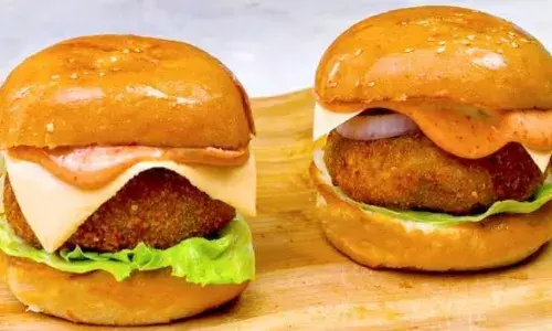 फ्रेंडशिप डे पर अपने दोस्तों को देना है सरप्राइज, तो उनके लिए घर पर ही बनाएं बर्गर, खाकर सभी करेंगे आपकी तारीफ फ्रेंडशिप डे पर अपने दोस्तों को देना है सरप्राइज, तो उनके लिए घर पर ही बनाएं बर्गर, खाकर सभी करेंगे आपकी तारीफ