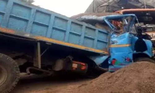 ट्रक ने टेम्पो को मारी टक्कर,अहिल्यानगर राजमार्ग पर हादसे में चालक बाल - बाल बचा ट्रक ने टेम्पो को मारी टक्कर,अहिल्यानगर राजमार्ग पर हादसे में चालक बाल - बाल बचा