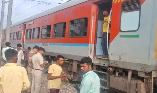 कानपुर के नजदीक पटरी से उतरीं मुजफ्फरपुर-साबरमती जनसाधारण एक्सप्रेस की दो बोगियां, बाल-बाल बचे यात्री कानपुर के नजदीक पटरी से उतरीं मुजफ्फरपुर-साबरमती जनसाधारण एक्सप्रेस की दो बोगियां, बाल-बाल बचे यात्री