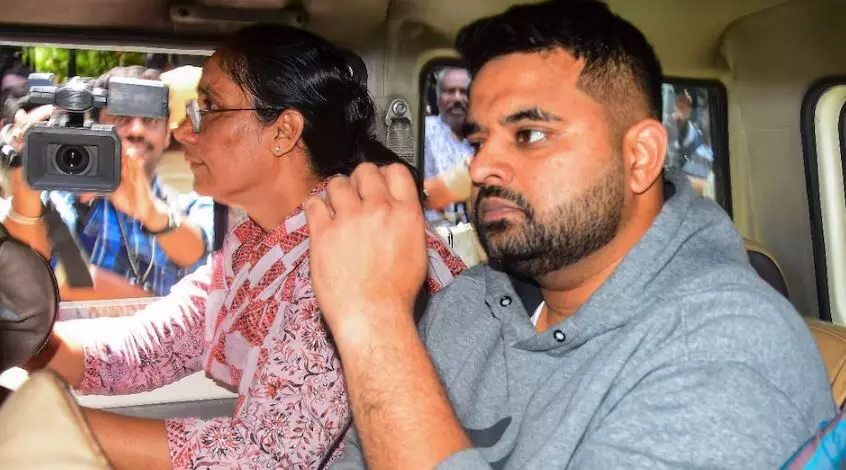 कोर्ट में मिली उम्रकैद की सजा, तो सुनकर रो पड़े प्रज्वल रेवन्ना, 48 वर्षीय महिला से रेप के मामले में अदालत ने सुनाया फैसला कोर्ट में मिली उम्रकैद की सजा, तो सुनकर रो पड़े प्रज्वल रेवन्ना, 48 वर्षीय महिला से रेप के मामले में अदालत ने सुनाया फैसला