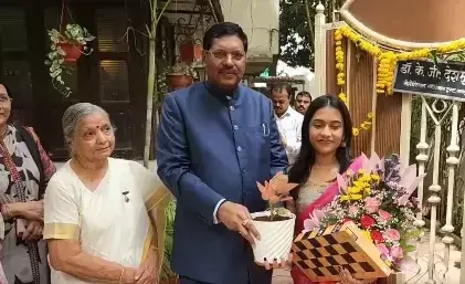 मुख्य न्यायाधीश भूषण गवई ने विश्व चैंपियन दिव्या देशमुख के घर जाकर दी शुभकामनाएं मुख्य न्यायाधीश भूषण गवई ने विश्व चैंपियन दिव्या देशमुख के घर जाकर दी शुभकामनाएं