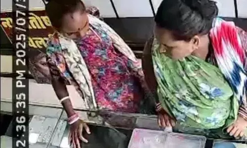 ग्राहक बनकर आई महिलाओं ने चुराई चांदी की ज्वेलरी ग्राहक बनकर आई महिलाओं ने चुराई चांदी की ज्वेलरी