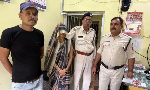 पति की खुदकुशी पर प्रेमी समेत सलाखों के पीछे पहुंची पत्नी पति की खुदकुशी पर प्रेमी समेत सलाखों के पीछे पहुंची पत्नी