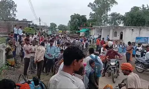 महिलाओं ने किया सरपंच के घर के सामने प्रदर्शन