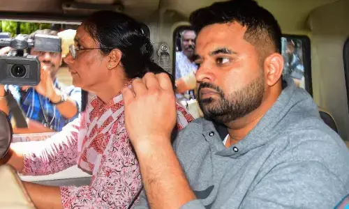 कोर्ट में मिली उम्रकैद की सजा, तो सुनकर रो पड़े प्रज्वल रेवन्ना, 48 वर्षीय महिला से रेप के मामले में अदालत ने सुनाया फैसला कोर्ट में मिली उम्रकैद की सजा, तो सुनकर रो पड़े प्रज्वल रेवन्ना, 48 वर्षीय महिला से रेप के मामले में अदालत ने सुनाया फैसला