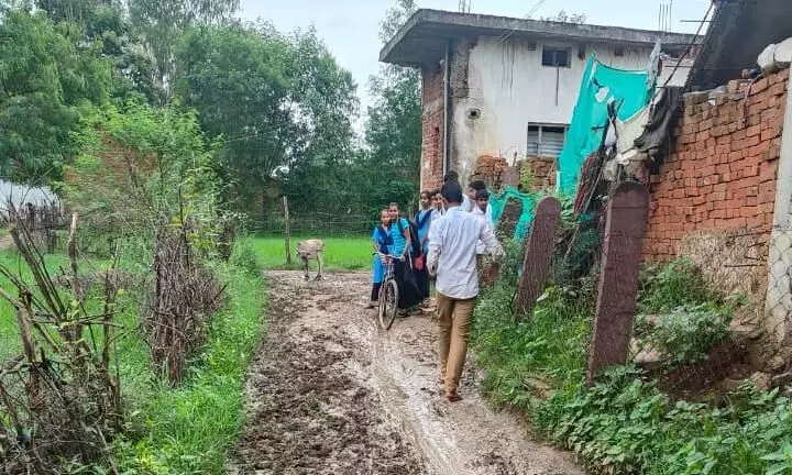 दलदली रास्ते से निकलने को मजबूर ग्रामीण दलदली रास्ते से निकलने को मजबूर ग्रामीण