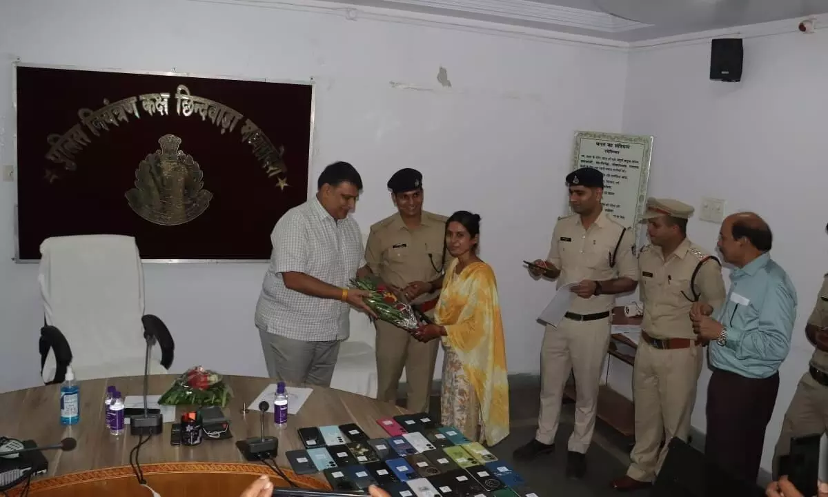 रक्षाबंधन पर पुलिस की सौगात, 44.75 लाख के 251 गुम मोबाइल तलाश कर लौटाएं रक्षाबंधन पर पुलिस की सौगात, 44.75 लाख के 251 गुम मोबाइल तलाश कर लौटाएं