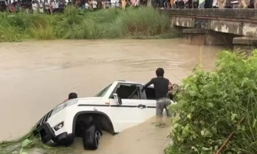 यूपी के गोंडा में बड़ा हादसा, बेकाबू होकर नहर में गिरी बोलेरो, 11 लोगों की दर्दनाक मौत यूपी के गोंडा में बड़ा हादसा, बेकाबू होकर नहर में गिरी बोलेरो, 11 लोगों की दर्दनाक मौत