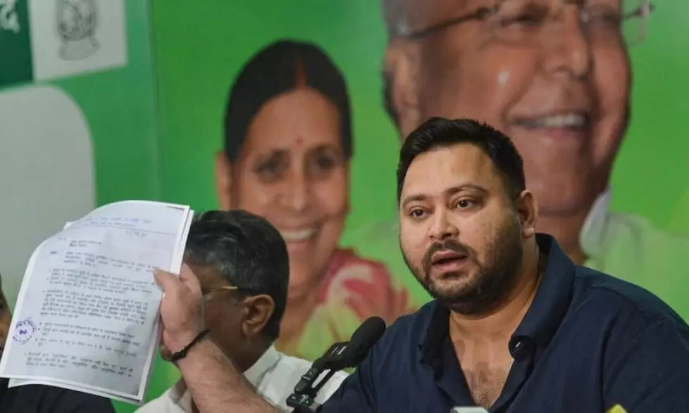 दूसरा वोटर कार्ड नंबर आधिकारिक नहीं, सरेंडर करें.., चुनाव आयोग का तेजस्वी यादव को नोटिस दूसरा वोटर कार्ड नंबर आधिकारिक नहीं, सरेंडर करें.., चुनाव आयोग का तेजस्वी यादव को नोटिस