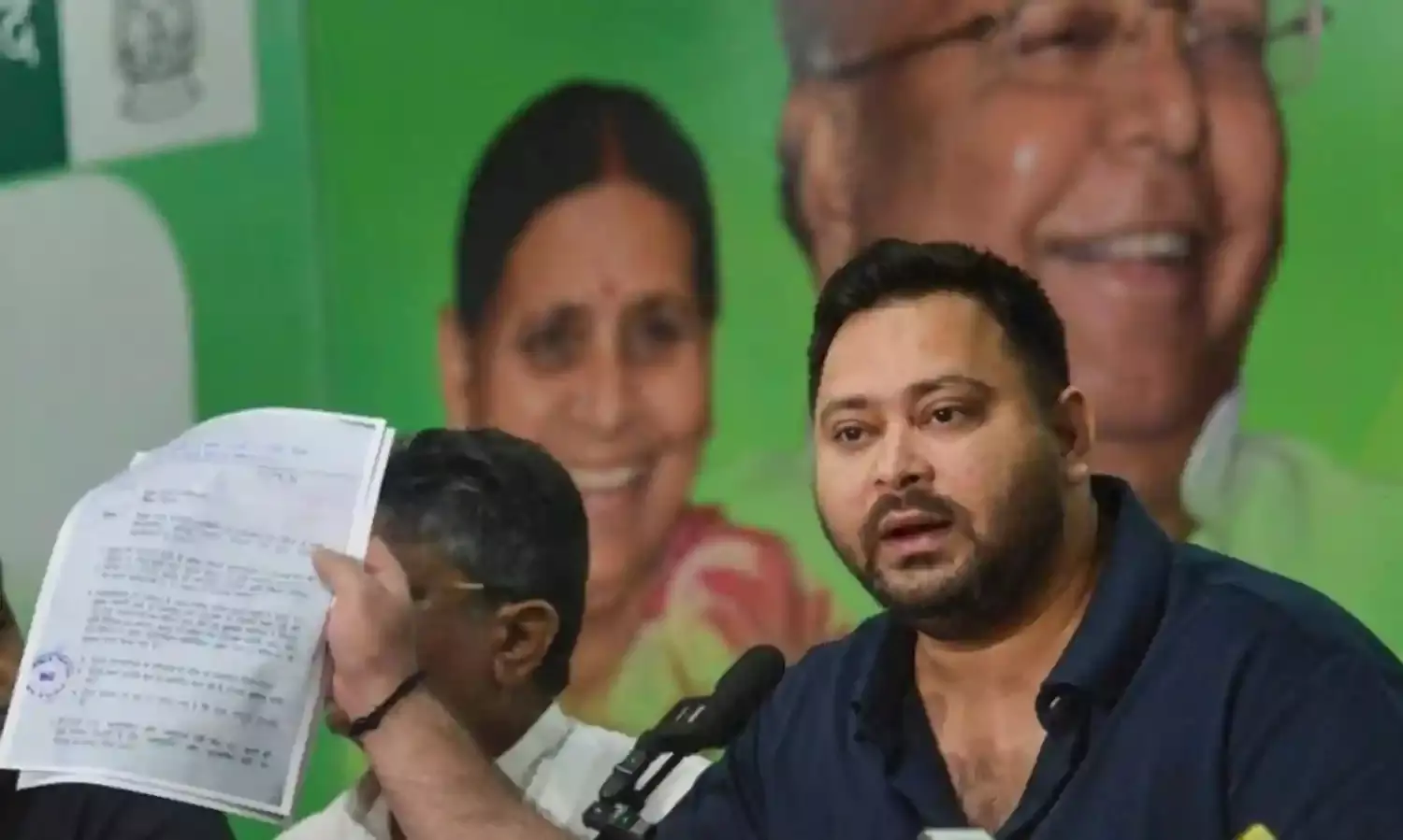 दूसरा वोटर कार्ड नंबर आधिकारिक नहीं, सरेंडर करें.., चुनाव आयोग का तेजस्वी यादव को नोटिस