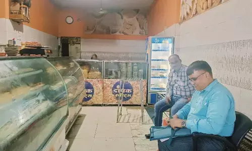 खाद्य प्रतिष्ठानों के निरीक्षण के लिए पहुंची खाद्य सुरक्षा विभाग की टीम