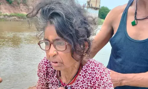 वृद्धा की जान बचाने पुिलसकर्मियों ने नदी में लगाई छलांग, रेस्क्यू कर नदी से बाहर निकाला और परिजनों तक पहुंचाया