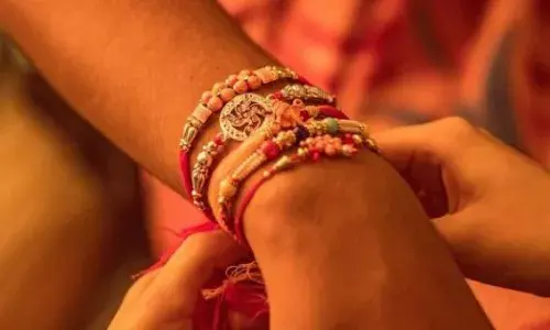 रक्षाबंधन पर भेजें ये कमाल के मैसेज, अपनों का दिन बन जाएगा यादगार रक्षाबंधन पर भेजें ये कमाल के मैसेज, अपनों का दिन बन जाएगा यादगार