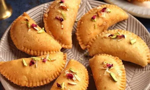 रक्षाबंधन पर अपने भाई का करवाना है मुंह मीठा, तो अपने हाथों से बनाएं मावा गुजिया, यहां जानें रेसिपी