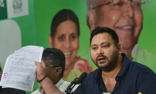 दूसरा वोटर कार्ड नंबर आधिकारिक नहीं, सरेंडर करें.., चुनाव आयोग का तेजस्वी यादव को नोटिस