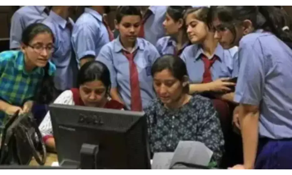 ग्यारहवीं के दाखिले के लिए ओपन टू ऑल का चला दौर, आवेदन प्रक्रिया में जुटे रहे स्टूडेंट्स