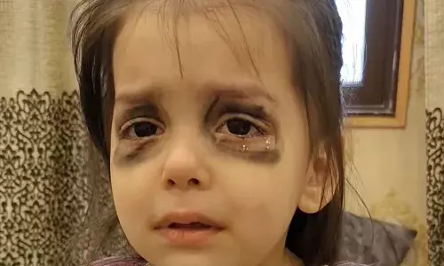 फोन नहीं चलाऊंगी अब कभी भी बोलकर बच्ची लगी रोने, जब घरवालों ने फोन की लत छुड़वाने के लिए बनाया ऐसा प्लान, वीडियो हो रहा वायरल फोन नहीं चलाऊंगी अब कभी भी बोलकर बच्ची लगी रोने, जब घरवालों ने फोन की लत छुड़वाने के लिए बनाया ऐसा प्लान, वीडियो हो रहा वायरल