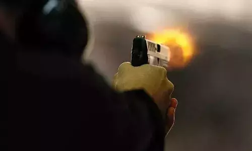 गुरुग्राम में कार सवार युवक पर हुई जबरदस्त फायरिंग, अज्ञात हमलावरों ने घटना को दिया अंजाम गुरुग्राम में कार सवार युवक पर हुई जबरदस्त फायरिंग, अज्ञात हमलावरों ने घटना को दिया अंजाम