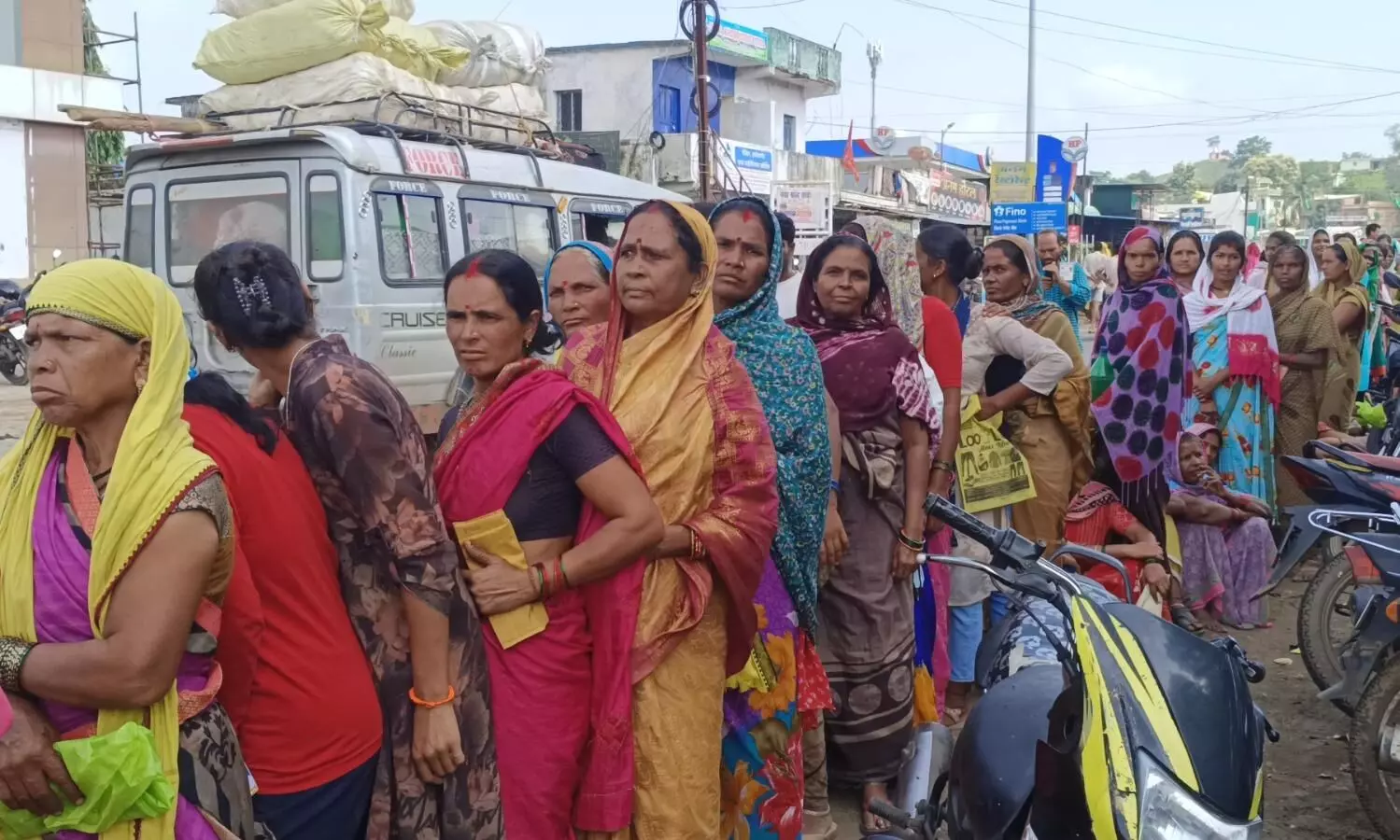पुलिस की निगरानी में बंट रही यूरिया, रतजगा कर रहे किसान, छिंदवाड़ा, अमरवाड़ा सहित परासिया के हाल, बारिश थमने के बाद किसानों की बढ़ी मांग पुलिस की निगरानी में बंट रही यूरिया, रतजगा कर रहे किसान, छिंदवाड़ा, अमरवाड़ा सहित परासिया के हाल, बारिश थमने के बाद किसानों की बढ़ी मांग