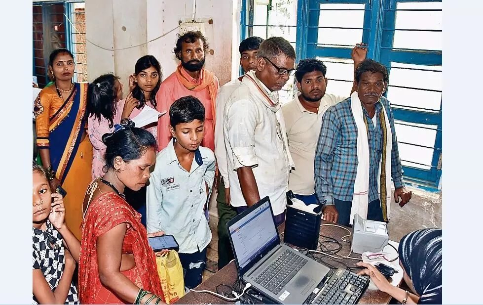 आधार बनाने मुख्यालय केंद्र पहुंच रहे रोजाना सैकड़ों लोग, सुविधा न के बराबर आधार बनाने मुख्यालय केंद्र पहुंच रहे रोजाना सैकड़ों लोग, सुविधा न के बराबर