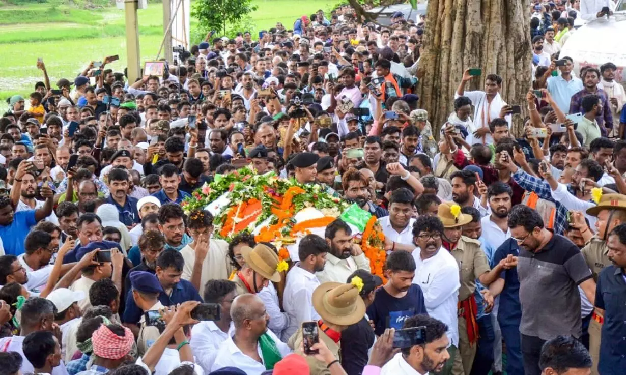 दिशोम गुरु शिबू सोरेन के अंतिम संस्कार में उमड़ा जनसैलाब, सभी ने नम आंखों से दी अंतिम विदाई दिशोम गुरु शिबू सोरेन के अंतिम संस्कार में उमड़ा जनसैलाब, सभी ने नम आंखों से दी अंतिम विदाई
