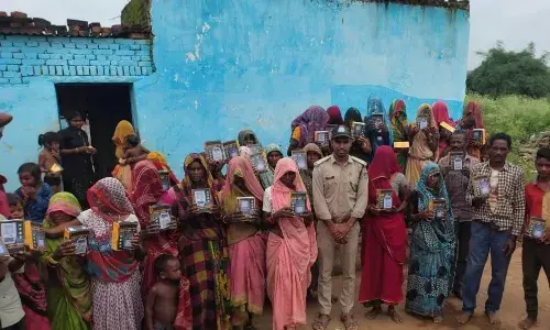 दक्षिण वनमण्डल ने वितरित किये सोलर लैम्प