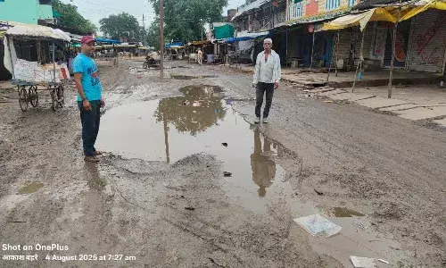 मोहन्द्रा बस स्टैंड में सड़को की दुर्दशा से व्यापारी और राहगीर परेशान