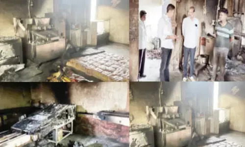 बेकरी में आग लगने से मचा हड़कंप, लाखों का माल जलकर हुआ खाक बेकरी में आग लगने से मचा हड़कंप, लाखों का माल जलकर हुआ खाक