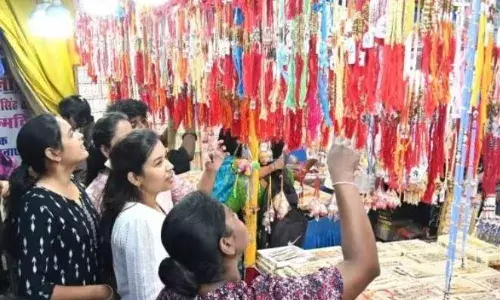 रक्षाबंधन पर सजा बाजार, सुंदर-सुंदर राखियां खरीदने उमड़ी भीड़, मार्केट में आए ट्रेडिशनल कपड़ों के नए कलेक्शन