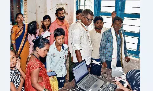 आधार बनाने मुख्यालय केंद्र पहुंच रहे रोजाना सैकड़ों लोग, सुविधा न के बराबर आधार बनाने मुख्यालय केंद्र पहुंच रहे रोजाना सैकड़ों लोग, सुविधा न के बराबर