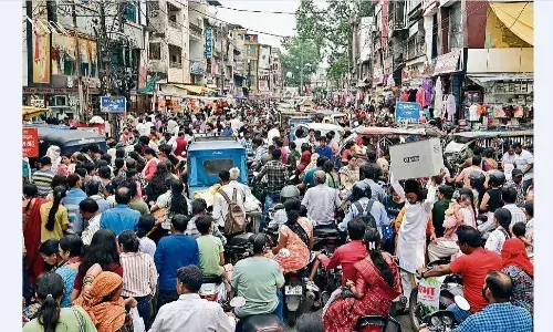 अव्यवस्थित ट्रैफिक से कराह रहा शहर का व्यावसायिक क्षेत्र, नागरिक परेशान अव्यवस्थित ट्रैफिक से कराह रहा शहर का व्यावसायिक क्षेत्र, नागरिक परेशान