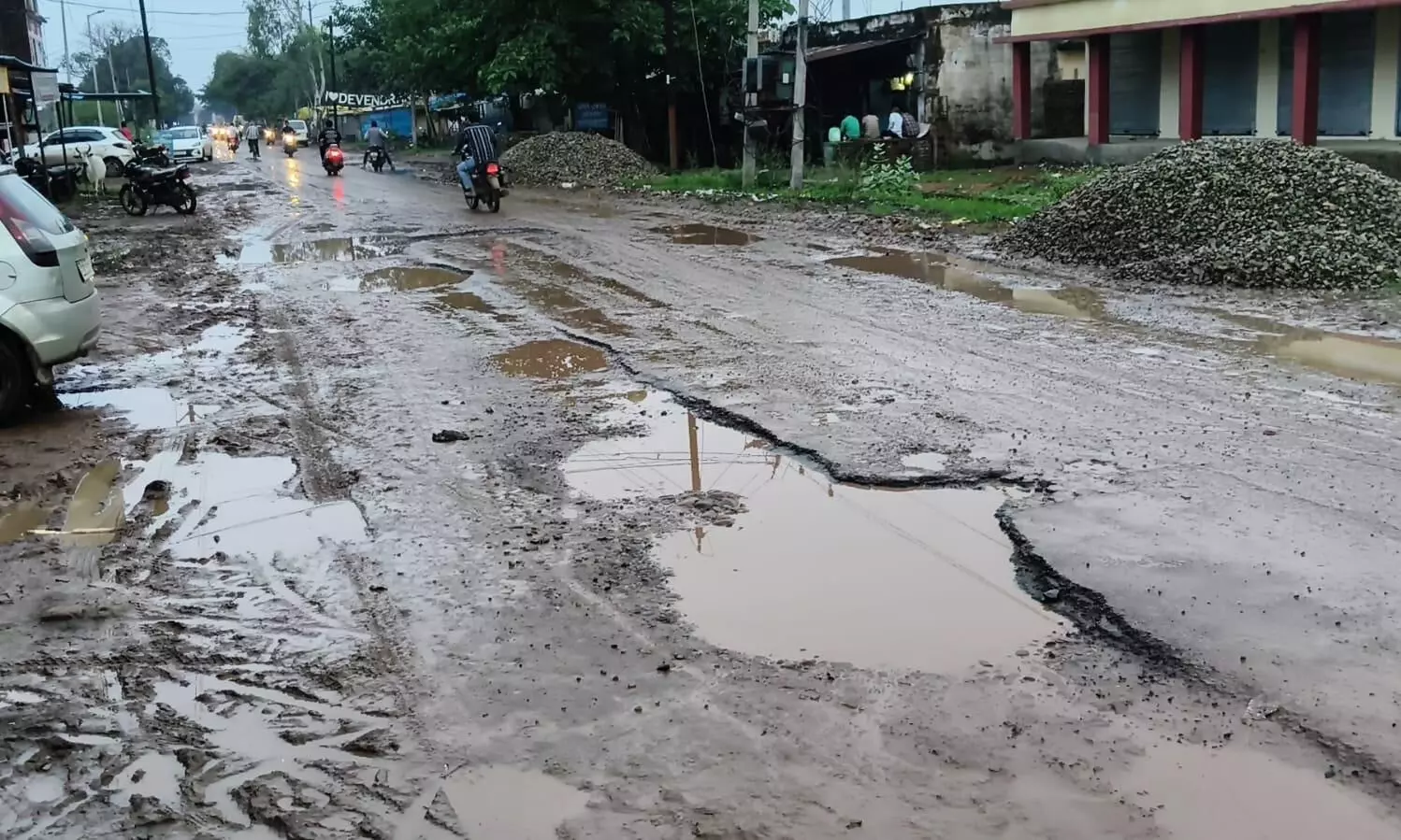कीचड़ में तब्दील हुआ देवेंद्रनगर-सलेहा मार्ग कीचड़ में तब्दील हुआ देवेंद्रनगर-सलेहा मार्ग