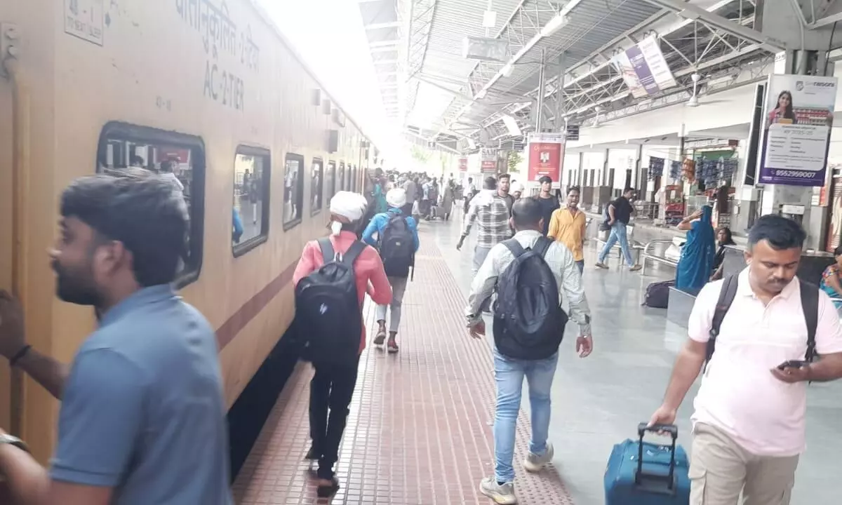 वेटिंग इतनी बढ़ गई कि सामान्य रिजर्वेशन टिकट मिलना बंद हुए, अब तत्काल का सहारा वेटिंग इतनी बढ़ गई कि सामान्य रिजर्वेशन टिकट मिलना बंद हुए, अब तत्काल का सहारा