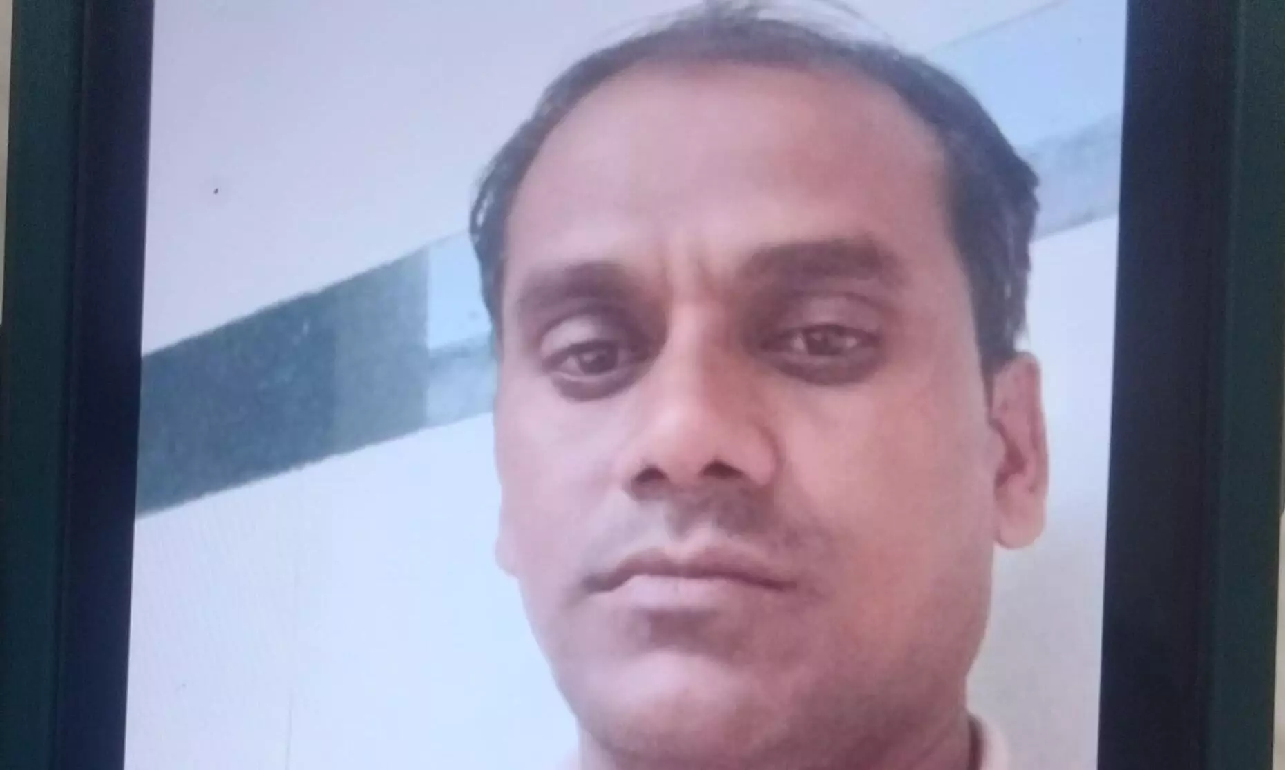 मुर्गियाँ पकड़ते समय कूलर का करंट लगने से व्यक्ति की मौत मुर्गियाँ पकड़ते समय कूलर का करंट लगने से व्यक्ति की मौत