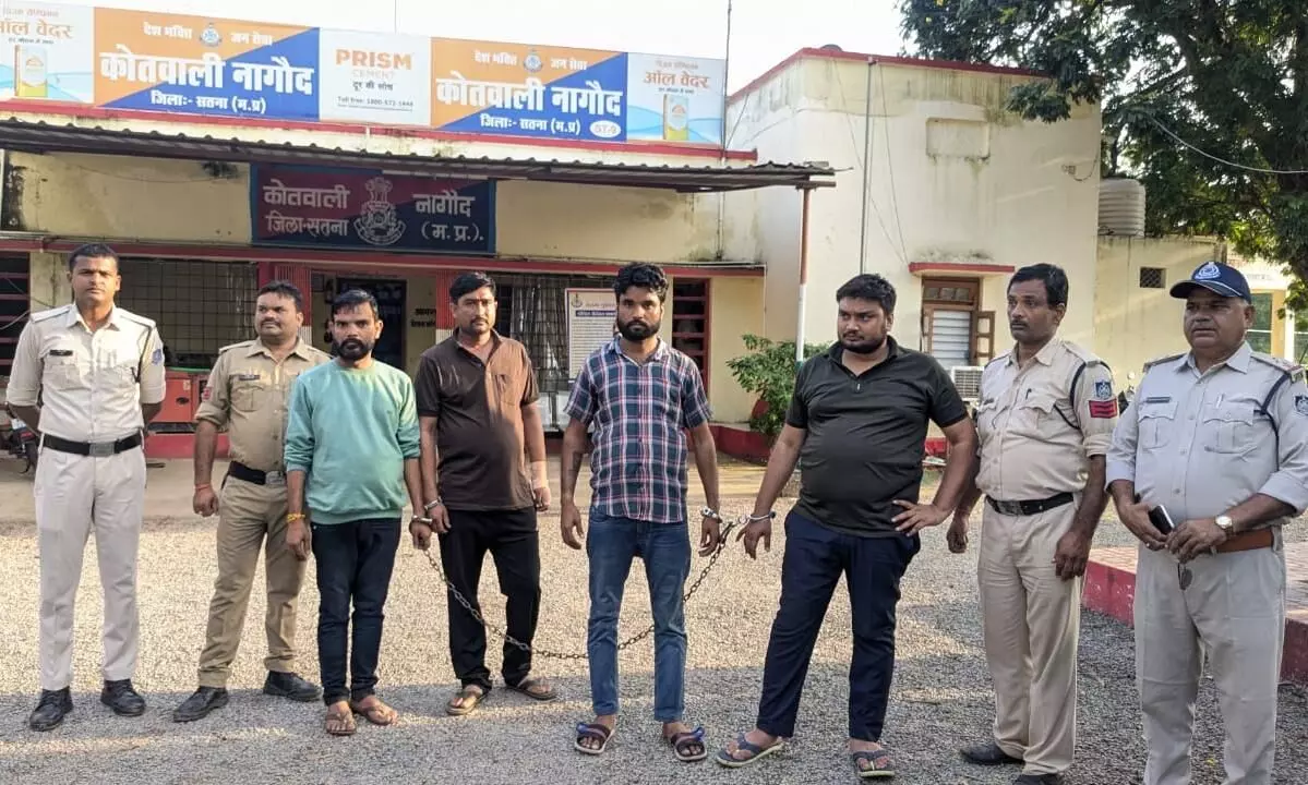 हवाई फायर के मामले में ४ आरोपी गिरफ्तार, पिस्टल और कारतूस समेत ३ वाहन जब्त हवाई फायर के मामले में ४ आरोपी गिरफ्तार, पिस्टल और कारतूस समेत ३ वाहन जब्त