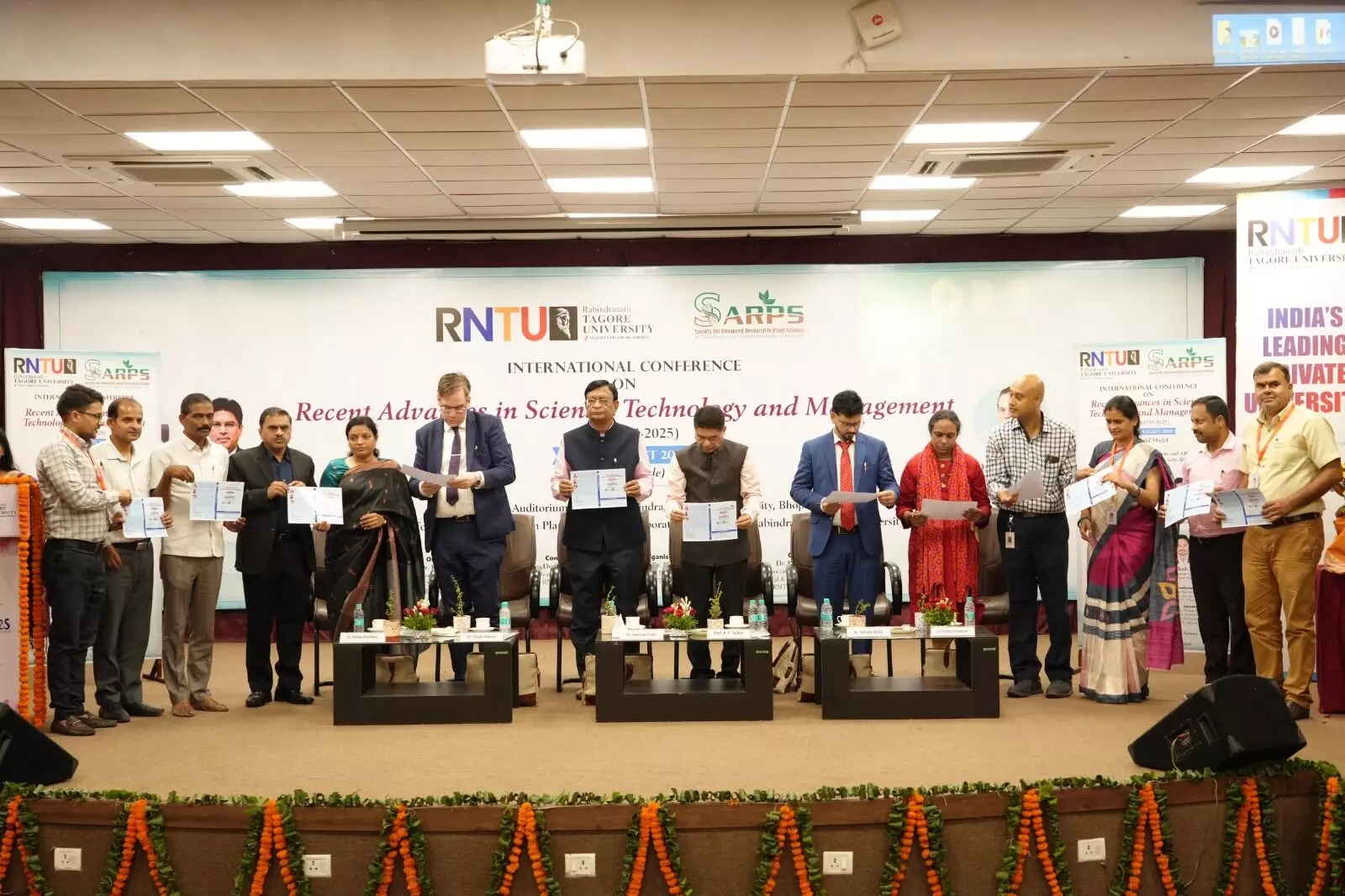 रबीन्द्रनाथ टैगोर विश्वविद्यालय में वर्तमान में विज्ञान, प्रौद्योगिकी और प्रबंधन की प्रगति विषय पर दो दिवसीय अंतरराष्ट्रीय कॉन्फ्रेंस का भव्य शुभांरभ रबीन्द्रनाथ टैगोर विश्वविद्यालय में वर्तमान में विज्ञान, प्रौद्योगिकी और प्रबंधन की प्रगति विषय पर दो दिवसीय अंतरराष्ट्रीय कॉन्फ्रेंस का भव्य शुभांरभ