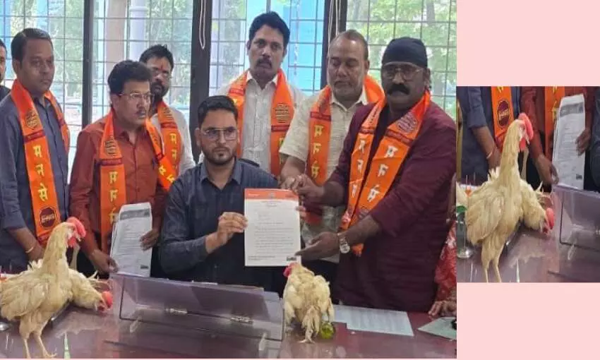 जब अवैध मांस बिक्री दुकानों पर कार्रवाई नहीं, तो सहायक आयुक्त को मनसे ने भेंट कर दी मुर्गियां जब अवैध मांस बिक्री दुकानों पर कार्रवाई नहीं, तो सहायक आयुक्त को मनसे ने भेंट कर दी मुर्गियां