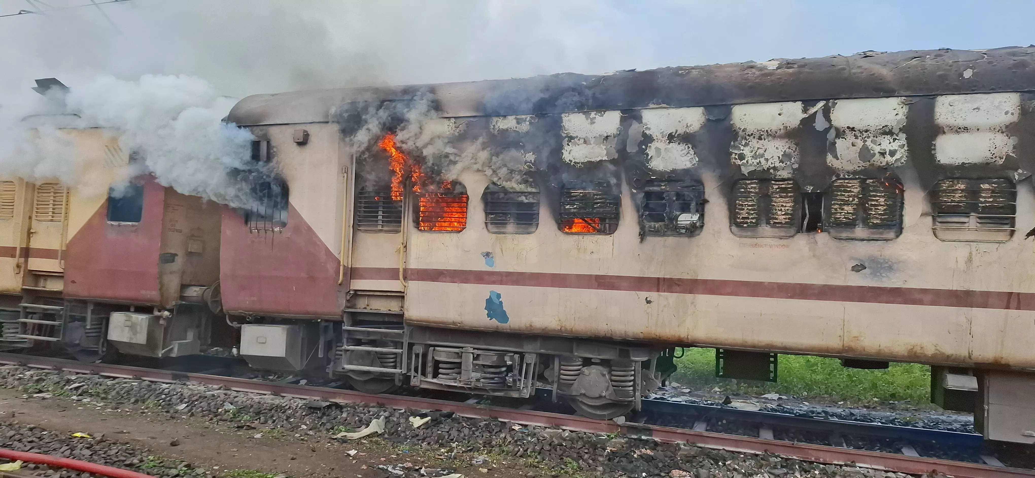 पटरियों पर खड़े 2 रेल डिब्बे धू-धू कर जल उठे, रेलवे स्टेशन पर मच गया हड़कंप पटरियों पर खड़े 2 रेल डिब्बे धू-धू कर जल उठे, रेलवे स्टेशन पर मच गया हड़कंप