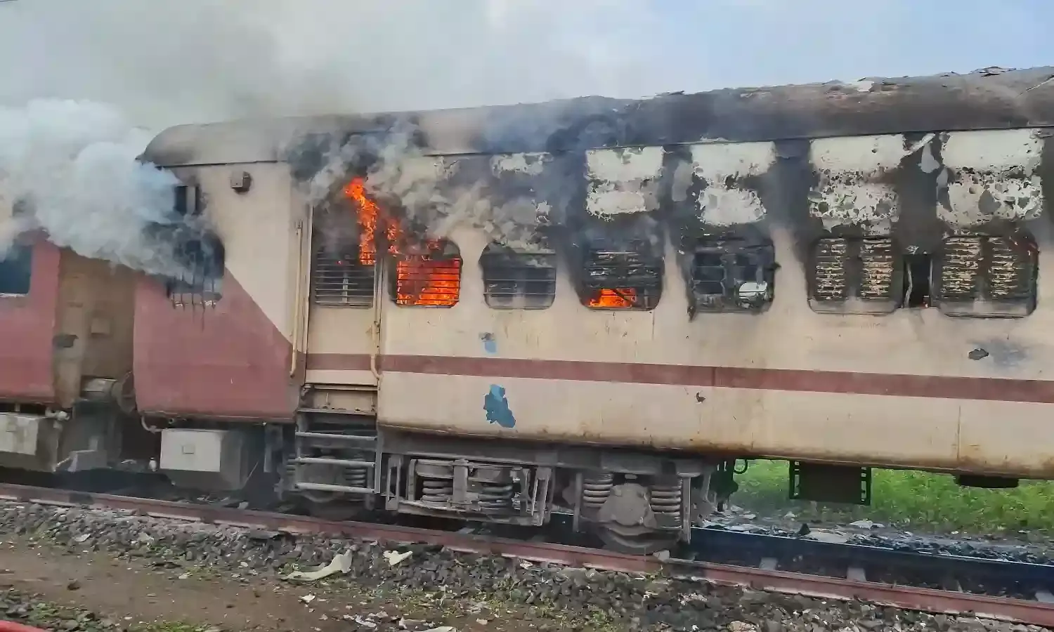 पटरियों पर खड़े 2 रेल डिब्बे धू-धू कर जल उठे, रेलवे स्टेशन पर मच गया हड़कंप