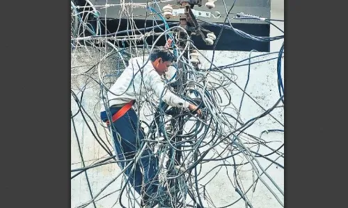 एक तरफ अंडरग्राउंड केबलिंग का दावा दूसरी तरफ बिजली के तारों का मकड़जाल एक तरफ अंडरग्राउंड केबलिंग का दावा दूसरी तरफ बिजली के तारों का मकड़जाल