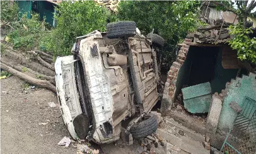 बैलगाड़ी को जोरदार टक्कर मार फिसली और दीवार से टकरा पलट गई तेज रफ्तार कार बैलगाड़ी को जोरदार टक्कर मार फिसली और दीवार से टकरा पलट गई तेज रफ्तार कार