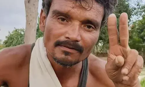 नजर हटते ही छोटी उंगली को किया दूसरी उंगलियों के बराबर, ट्रिक जानकर हो जाएंगे हैरान! नजर हटते ही छोटी उंगली को किया दूसरी उंगलियों के बराबर, ट्रिक जानकर हो जाएंगे हैरान!